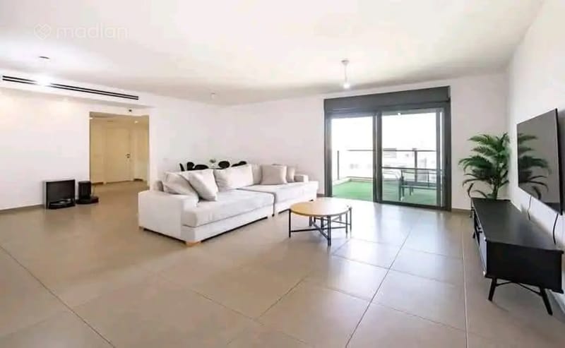 תמונה ממדלן – 5 חדרים • 8,000 ₪, דגניה 10, קריית אילון , חולון (1)
