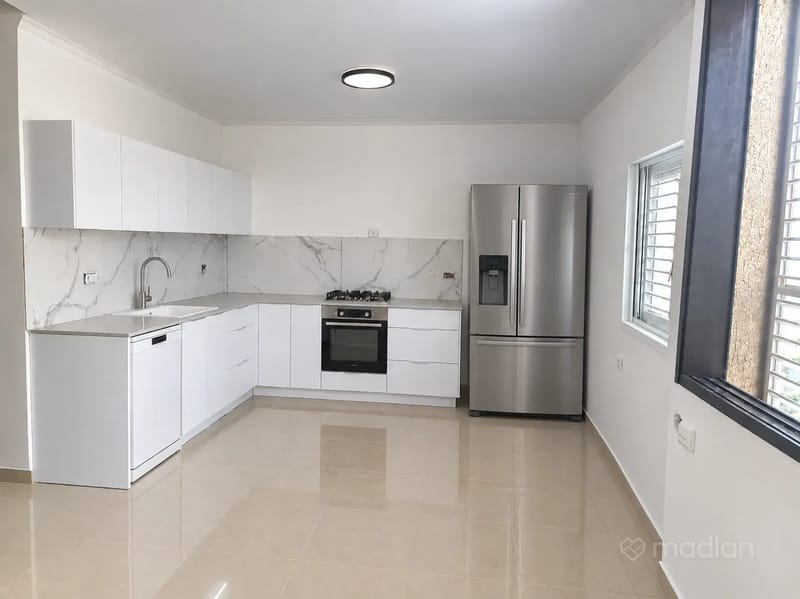 תמונה ממדלן – 4 חדרים • 7,500 ₪, העמק 35, מרכז, כפר סבא (1)
