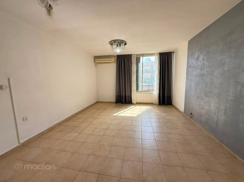 תמונה ממדלן – 5 חדרים • 1,990,000 ₪, ז'בוטינסקי 39, מרכז העיר דרום, נתניה (1)