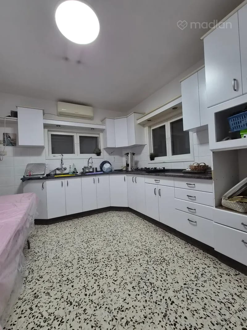 תמונה ממדלן – 6 חדרים • 10,000 ₪, זכריה הלל 4, מחנה יהודה (פתח תקווה), פתח תקווה (1)