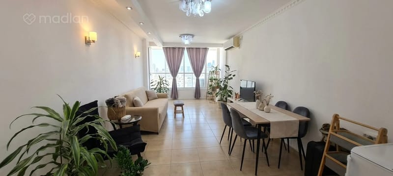 תמונה ממדלן – 2.5 חדרים • 1,890,000 ₪, בר אילן 20, שכונה דרום מערב - ותיק, בת ים (1)