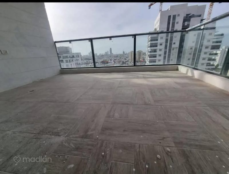 תמונה ממדלן – 5 חדרים • 8,400 ₪, דגניה 4, קריית אילון , חולון (1)