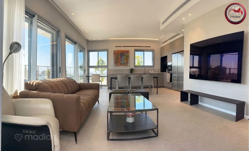 תמונה ממדלן – 4 חדרים • 6,900,000 ₪, גולומב 8, הדר, רמת השרון (1)