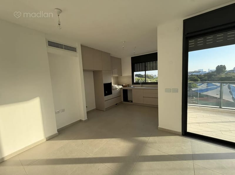תמונה ממדלן – 5 חדרים • 11,200 ₪, מירון 11, נווה שאנן, תל אביב (1)