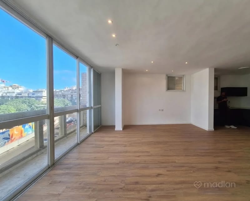 תמונה ממדלן – 5 חדרים • 11,000 ₪, ה באייר 37, הצפון החדש - סביבת כיכר המדינה, תל אביב (1)