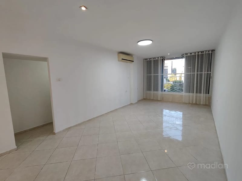 תמונה ממדלן – 4 חדרים • 5,800 ₪, משה שרת 23, לב העיר, בת ים (1)