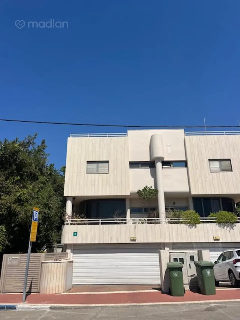 תמונה ממדלן – 8 חדרים • 9,000,000 ₪, ד"ר אליהו 21, קריית קריניצי, רמת גן (1)