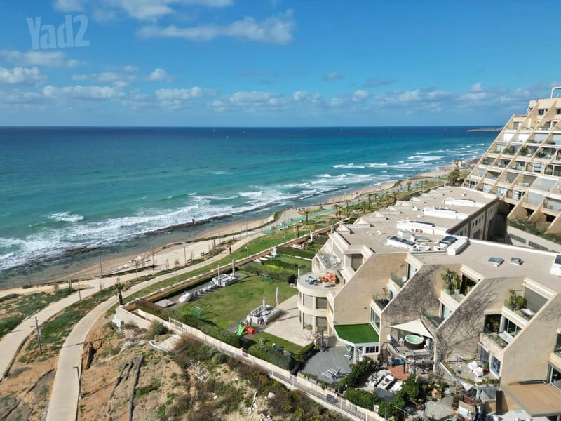 תמונה מיד2 – 3 חדרים • 18,900,000 ₪, הרצל רוזנבלום, גלילות, תל אביב (1)