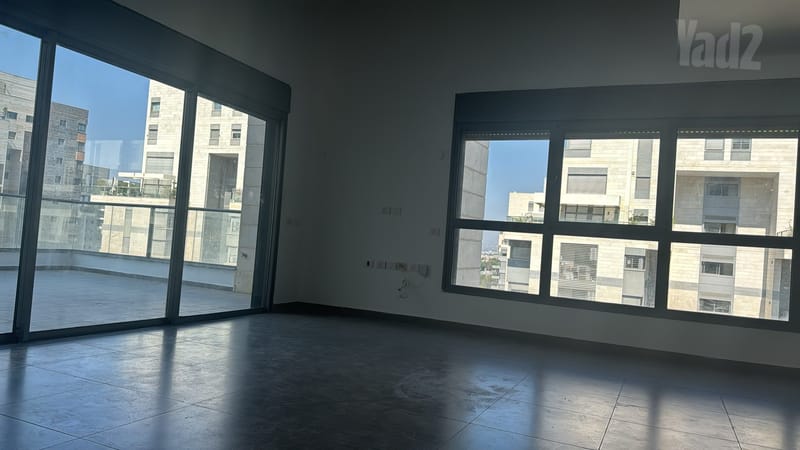 תמונה מיד2 – 6 חדרים • 14,500 ₪, גולדה מאיר 3, מתחם 1200, הוד השרון (1)