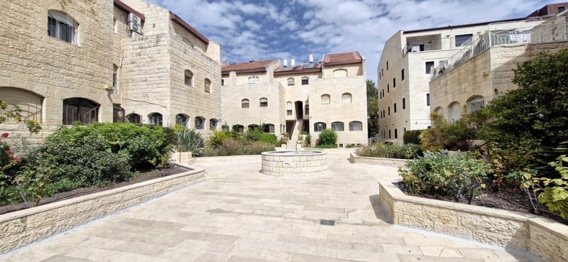 תמונה מיד2 – 5 חדרים • 15,000 ₪, דן, בקעה, ירושלים (1)