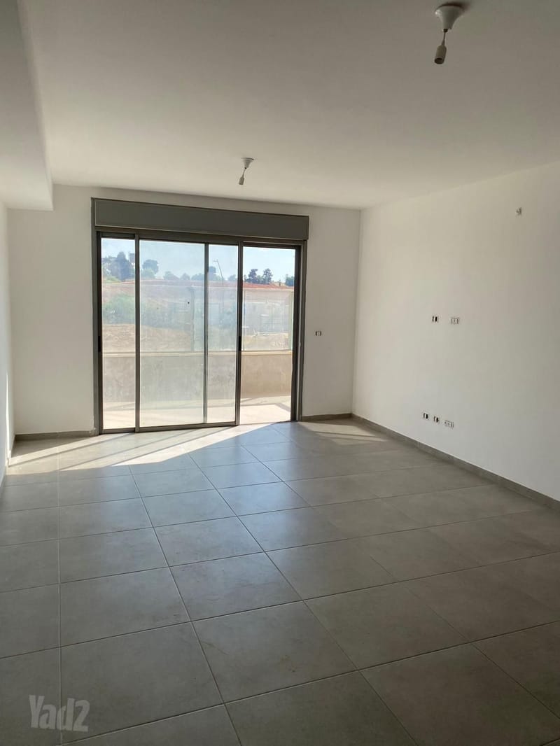 תמונה מיד2 – 5 חדרים • 8,000 ₪, דור 1, אבן יהודה (1)
