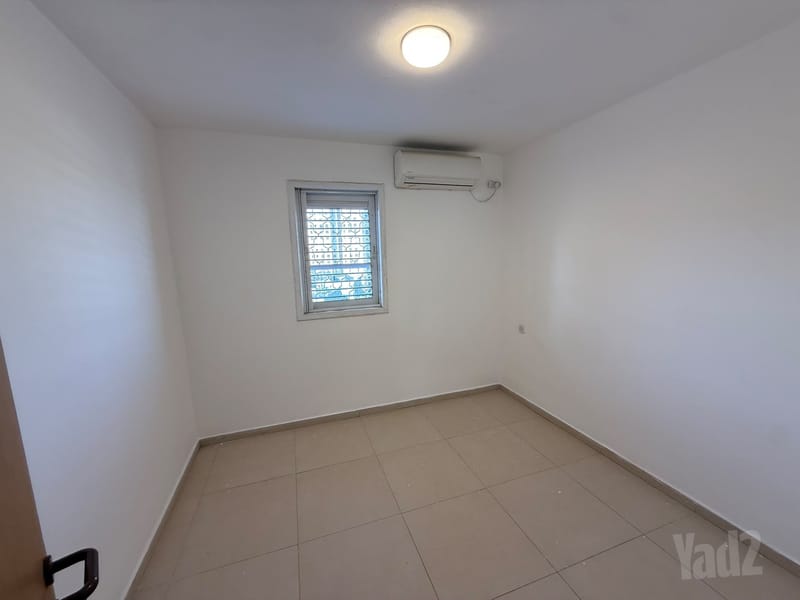 תמונה מיד2 – 3 חדרים • 4,700 ₪, אנה פרנק 2, שכונה דרום מזרח, בת ים (1)