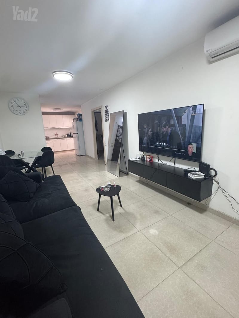 תמונה מיד2 – 2.5 חדרים • 4,000 ₪, כובשי החרמון 19, רמת הנשיא, בת ים (1)