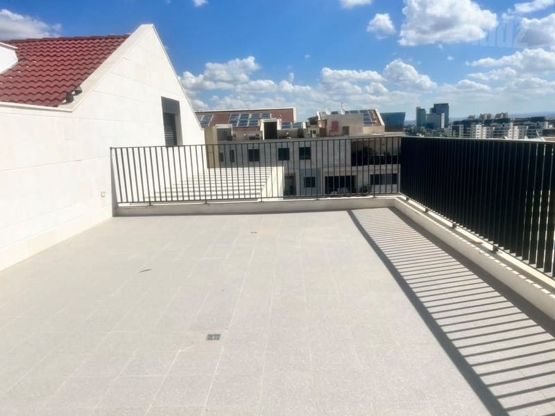 תמונה מיד2 – 6 חדרים • 17,400 ₪, שושנה דמארי, נווה זמר, רעננה (1)