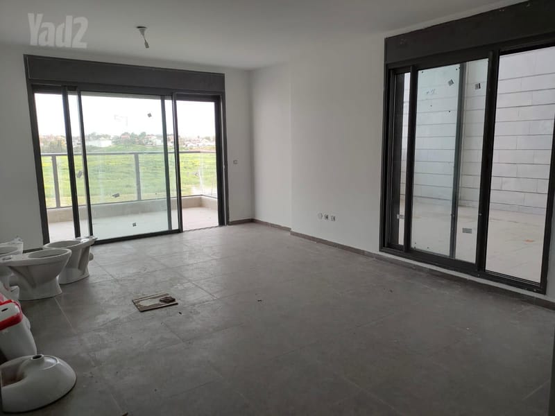 תמונה מיד2 – 5 חדרים • 7,800 ₪, שדרות הרצל 26, נאות שמיר, יבנה (1)