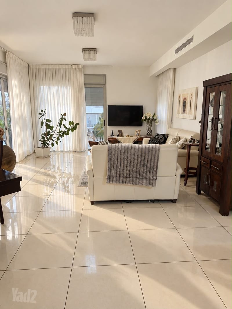 תמונה מיד2 – 5 חדרים • 12,000 ₪, שלמה וחיה אנגל 30, השכונה הירוקה (כ״ס/80), כפר סבא (1)
