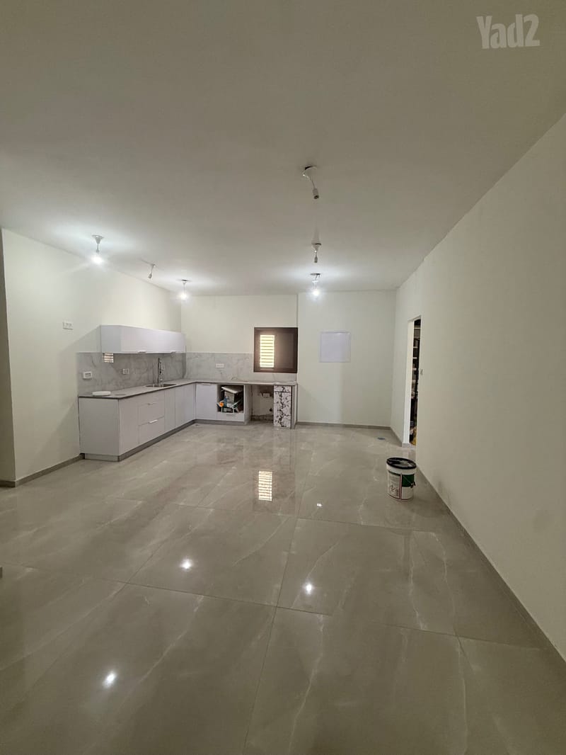 תמונה מיד2 – 6 חדרים • 9,900 ₪, נגבה 2, עמידר, בת ים (1)