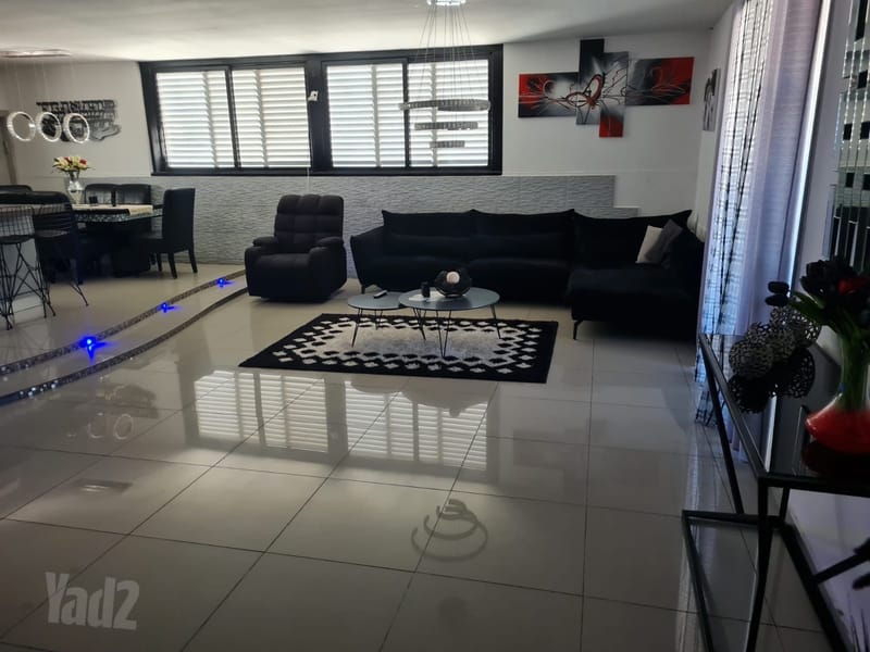 תמונה מיד2 – 6 חדרים • 10,500 ₪, יהודה הלוי 3, רמב"ם, ראשון לציון (1)