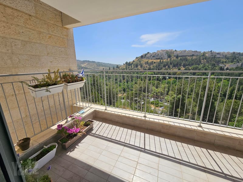 תמונה מיד2 – 4 חדרים • 9,000 ₪, אדמונד סחייק 11, מנחת (מלחה), ירושלים (1)
