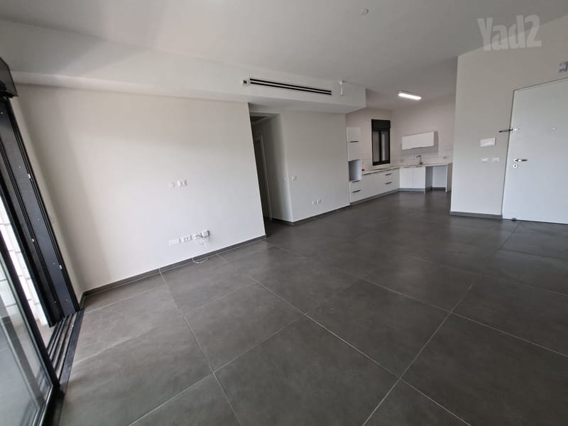Фото с Yad2 – 5 Комнаты • 9,700 ₪, סשה ארגוב 6, Неве Земер, Раанана (1)