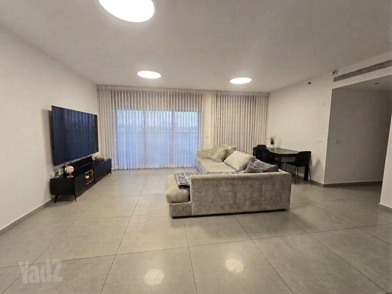 תמונה מיד2 – 5 חדרים • 9,600 ₪, האירוס, ראשון לציון (1)
