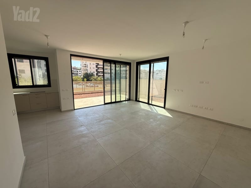 תמונה מיד2 – 6 חדרים • 5,600,000 ₪, נווה זמר, רעננה (1)
