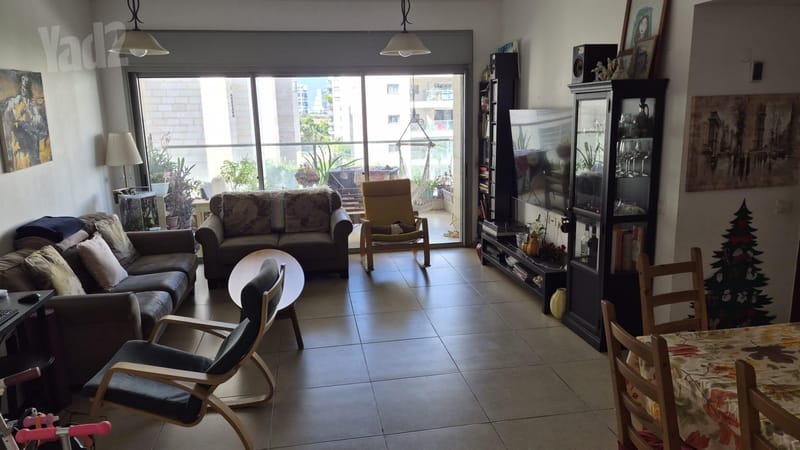 תמונה מיד2 – 5 חדרים • 11,000 ₪, שלמה וחיה אנגל 7, השכונה הירוקה (כ״ס/80), כפר סבא (1)