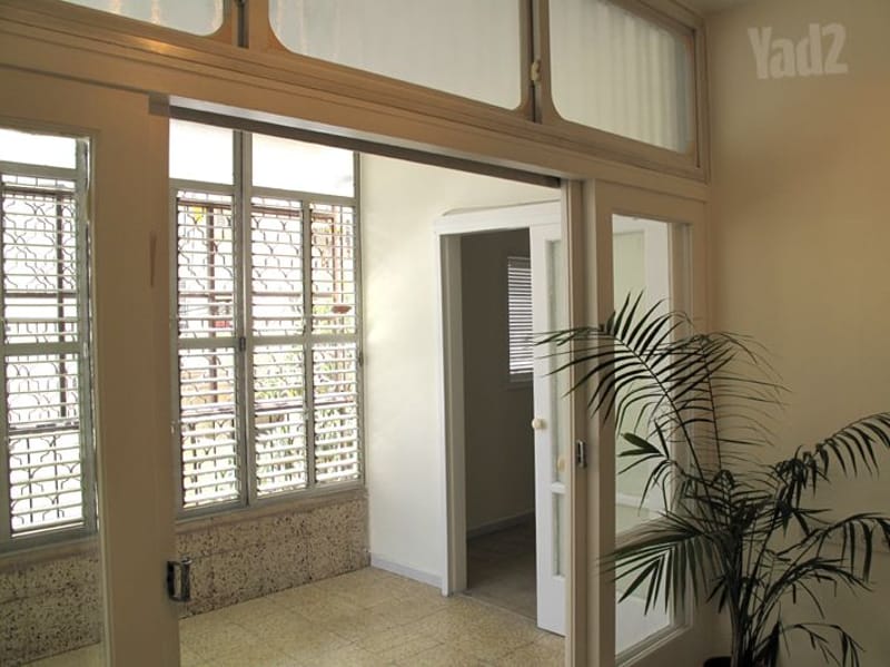 תמונה מיד2 – 3 חדרים • 4,300 ₪, הרב עוזיאל 20, לב העיר, בת ים (1)