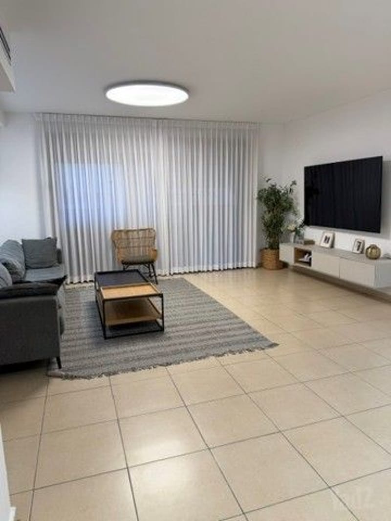 תמונה מיד2 – 4 חדרים • 2,850,000 ₪, שדרות בר אילן 53, שכונה דרום מערב - ותיק, בת ים (1)