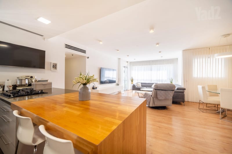 תמונה מיד2 – 5 חדרים • 3,490,000 ₪, סמטת אבני חושן 8, גני מרום, רמת גן (1)